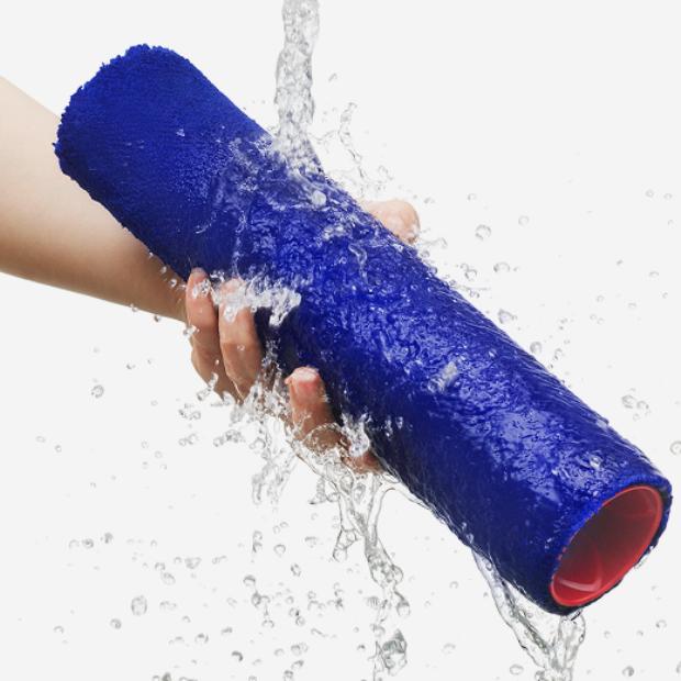 Rotační kartáč se oplachuje pod tekoucí vodou.