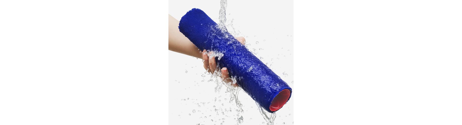 Rol dibilas di bawah air mengalir.