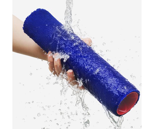 Rotační kartáč se oplachuje pod tekoucí vodou.