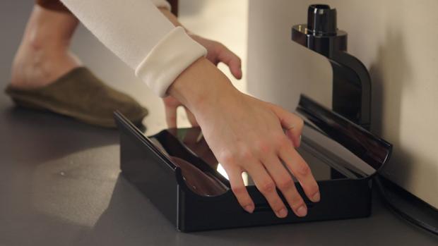 Dokovací stanice pro horkovzdušné sušení umístěná v domácnosti.