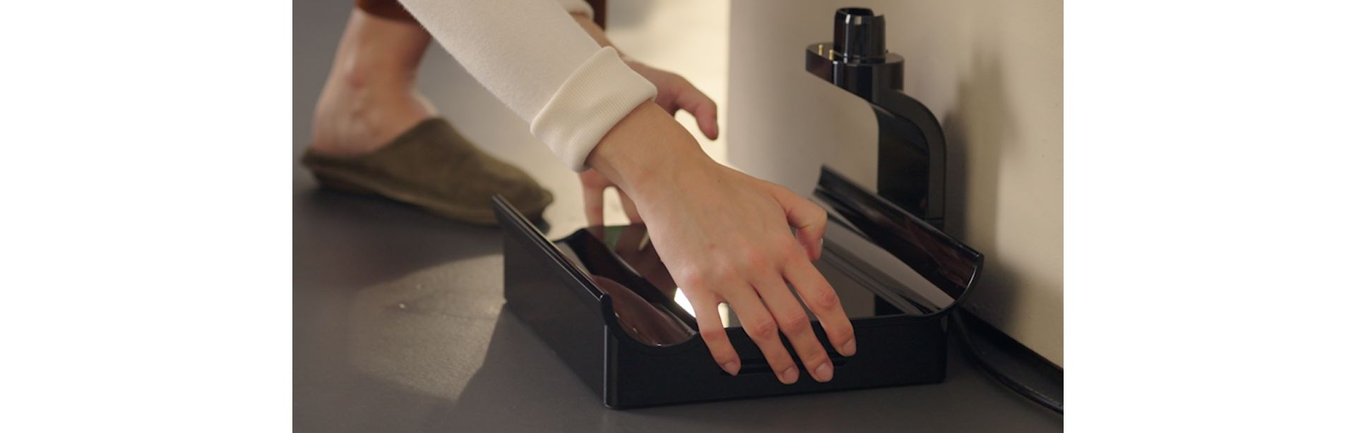 Dok pengering udara panas ditempatkan di dalam rumah.