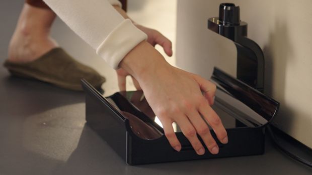 Dokovací stanice pro horkovzdušné sušení umístěná v domácnosti.