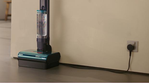 Podlahová myčka pro tvrdé podlahy Dyson Clean+Wash Hygiene se nabíjí v dokovací stanici.