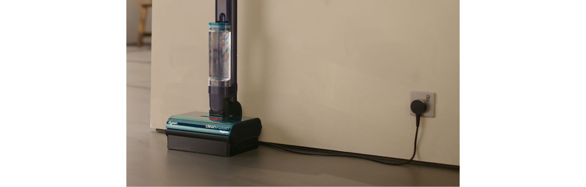 Pembersih lantai keras Dyson Clean+Wash Hygiene sedang diisi daya pada dok.
