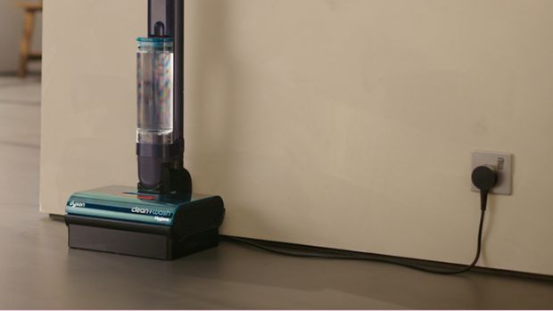Podlahová myčka pro tvrdé podlahy Dyson Clean+Wash Hygiene se nabíjí v dokovací stanici.