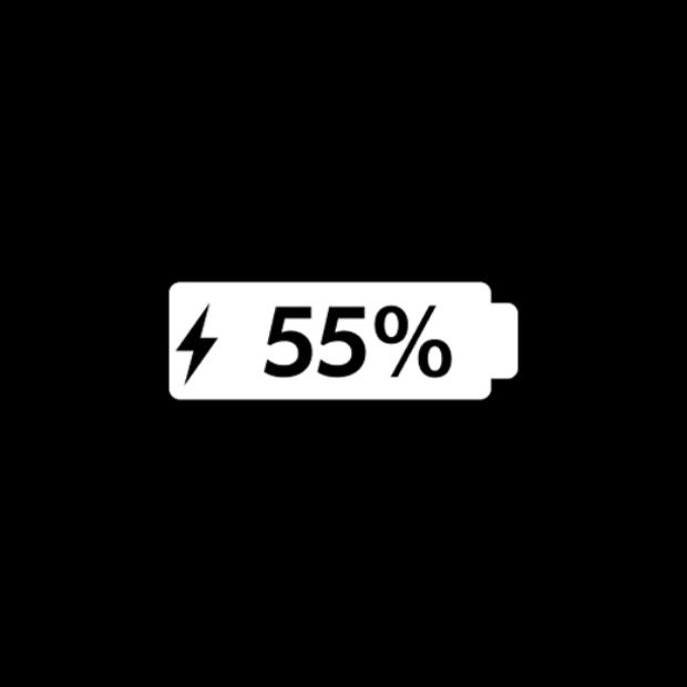 Ikona baterie s bleskem a aktuální úrovní nabití.