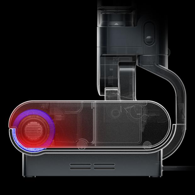 Boční pohled na podlahovou hubici s červenou grafikou znázorňující horký vzduch na rotačním kartáči.