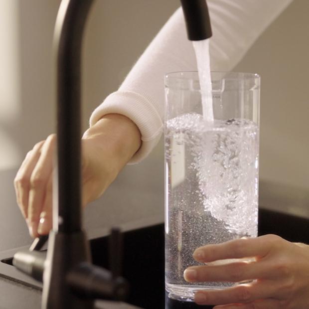 Naplnění nádržky na čistou vodu.