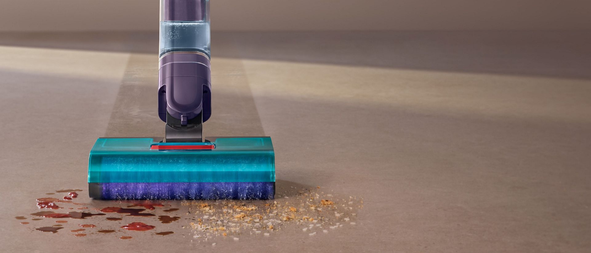يُنظِّف جهاز تنظيف الأرضيات الصلبة Dyson Clean+Wash Hygiene الانسكابات والمخلفات من الأرضيات الصلبة.