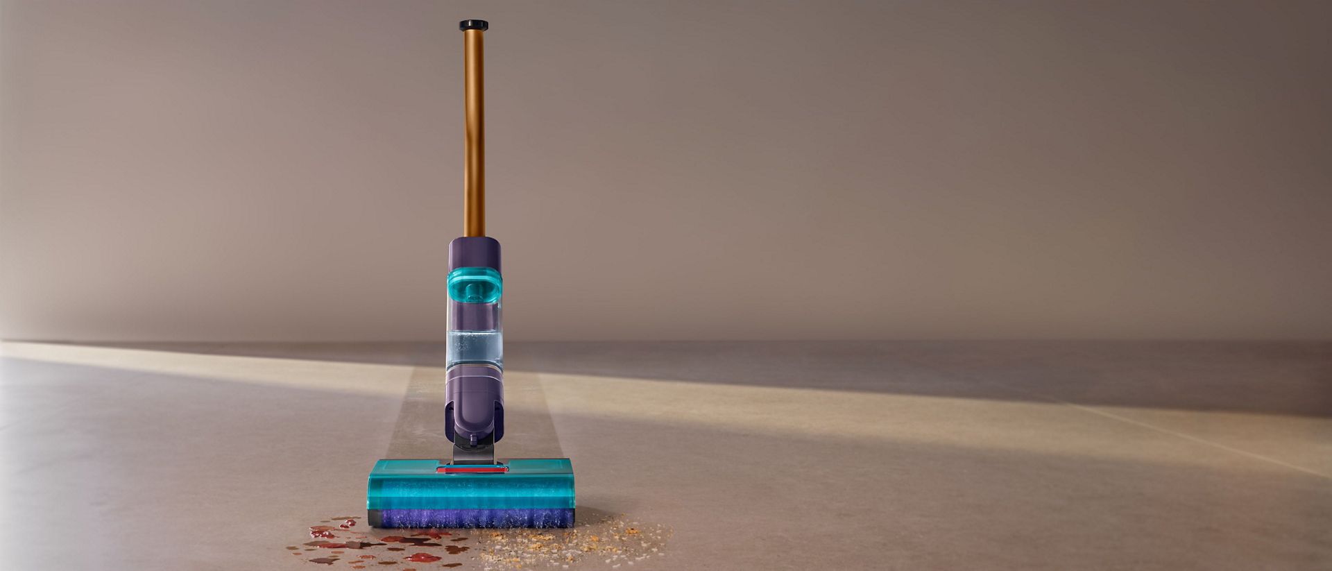 جهاز تنظيف الأرضيات الصلبة Dyson Clean+Wash Hygiene يُزيل المخلفات والأوساخ من الأرضيات الصلبة.