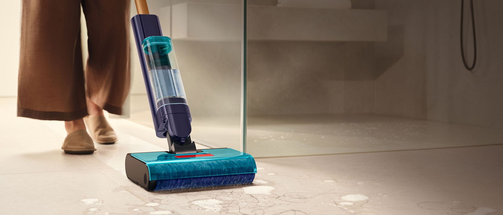 جهاز تنظيف الأرضيات الصلبة Dyson Clean+Wash Hygiene يُزيل الأوساخ والأتربة ويترك الأرضية نظيفة.