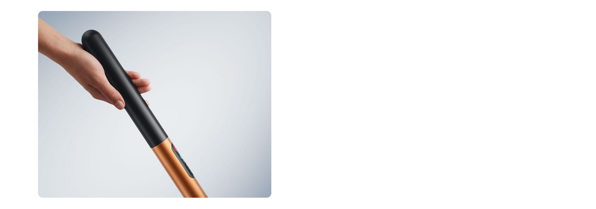 Egy kéz fogja a Dyson PencilWash keménypadló-tisztító akkumulátoros fogantyúját.