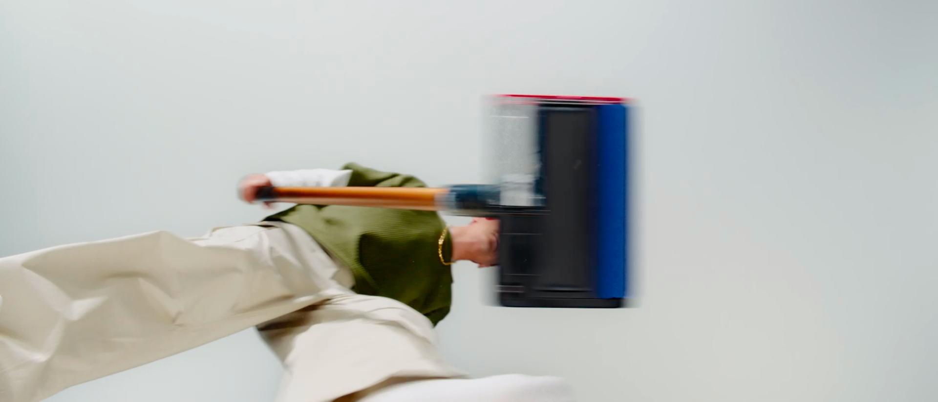 O persoană curăță fără efort cu aparatul Dyson PencilWash pentru pardoseli dure.