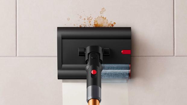 Uređaj za čišćenje Dyson PencilWash koristi se za čišćenje prolivene tekućine na pločicama.