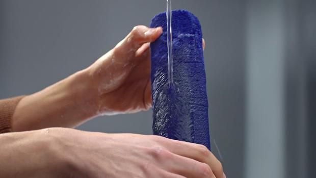 Mokri valjak ispire se pod tekućom vodom.