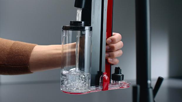 Spremnik za čistu vodu puni se vodom iz slavine.