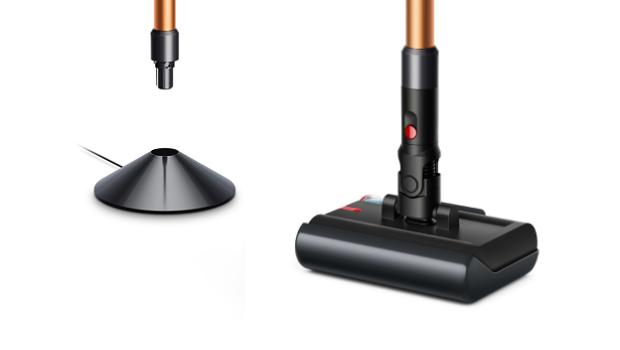 Cijev uređaja za čišćenje Dyson PencilWash postavljena na stanicu za punjenje, a glava čistača u posudu za skupljanje tekućine. Uređaj Dyson PencilWash koristi se za čišćenje prolivenih tekućina na tvrdom podu.