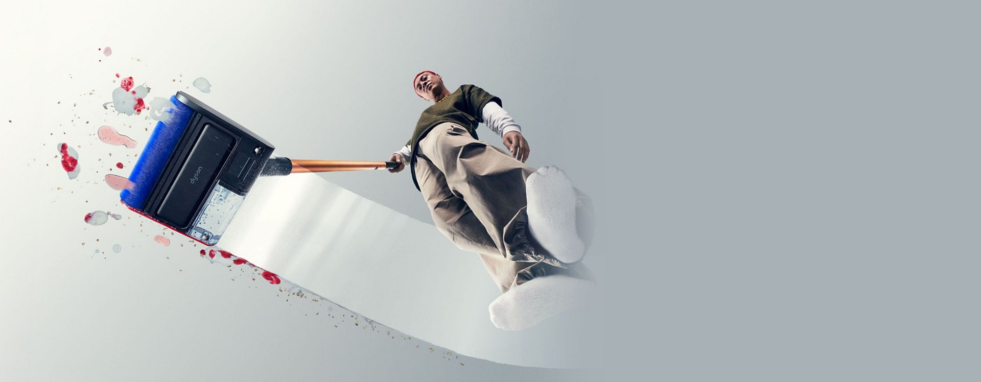 شخص ينظف بسهولة باستخدام مكنسة Dyson PencilWash للأرضيات الصلبة.