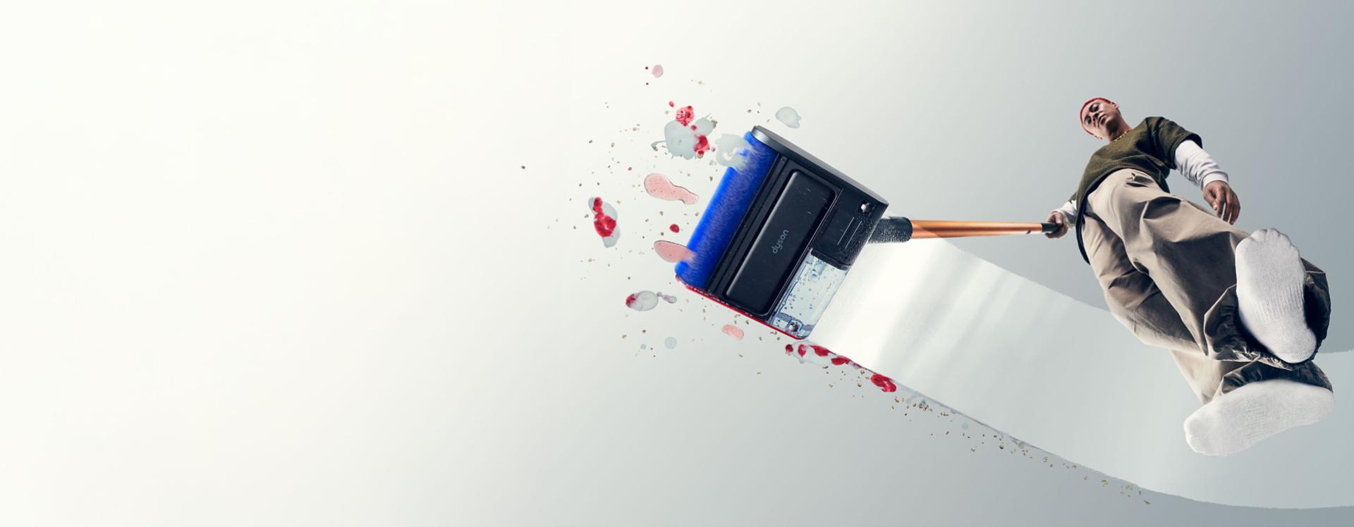 Một người dễ dàng vệ sinh sàn cứng với máy lau nhà Dyson PencilWash.