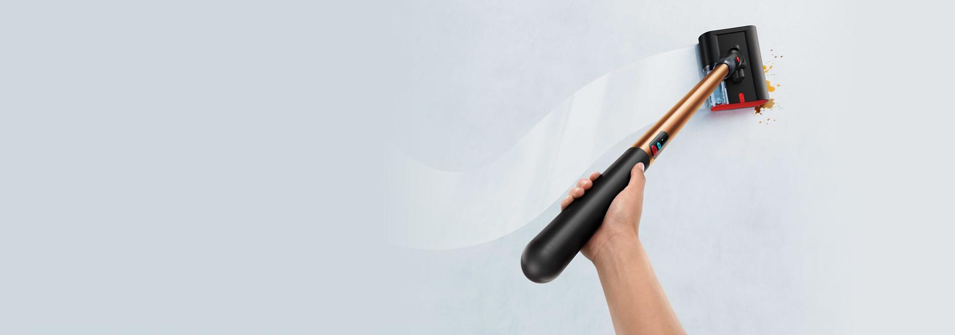 A Dyson PencilWash padlótisztítót szlalommozdulattal irányítják.