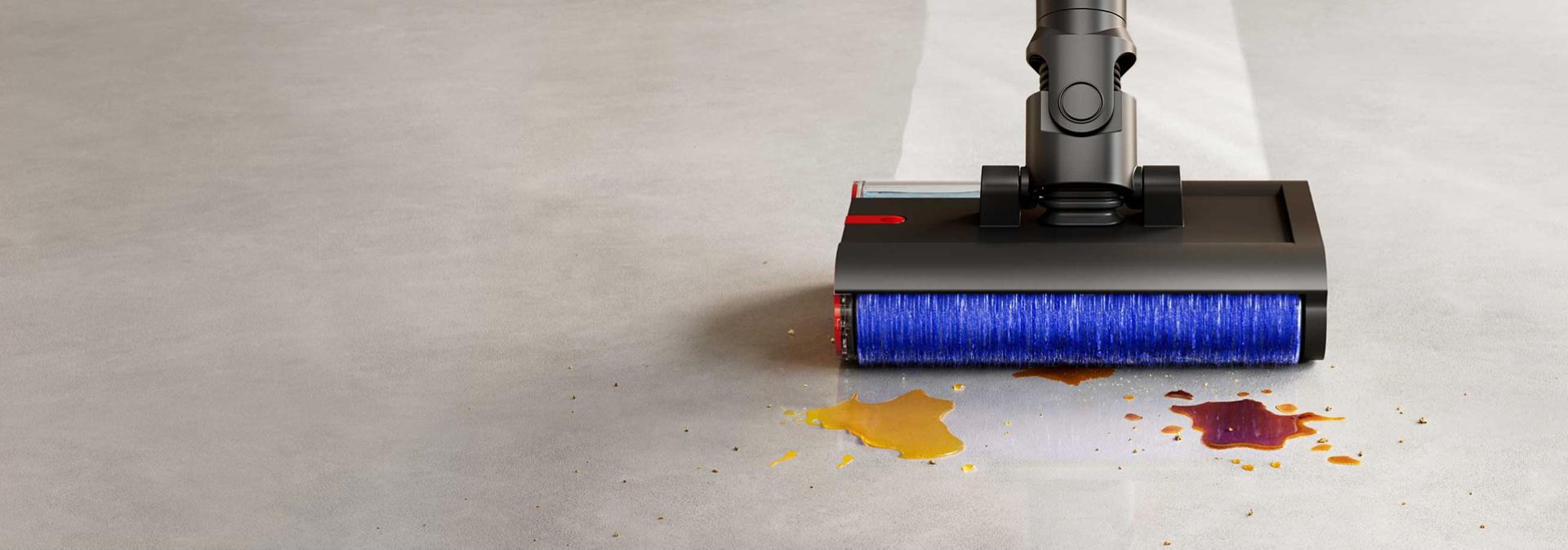 Közeli kép a Dyson PencilWash tisztítófejről, ahogy felmossa a kiömlött folyadékot.