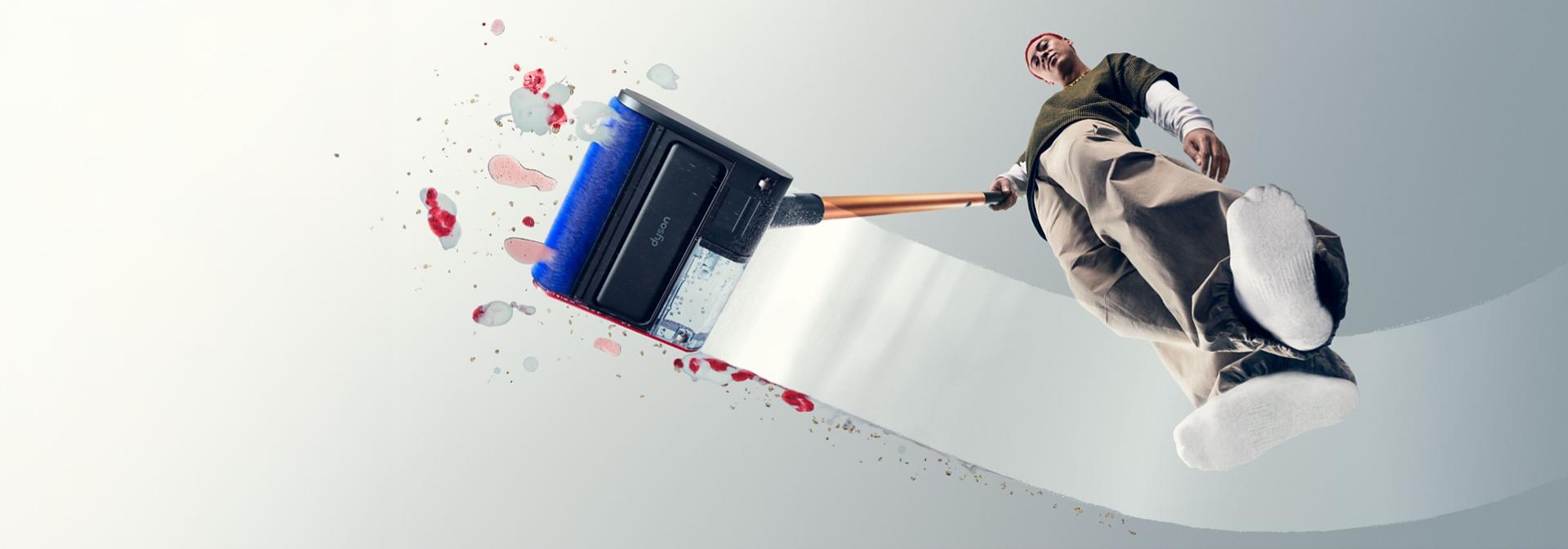 Egy személy könnyedén takarít a Dyson PencilWash keménypadló-tisztítóval.