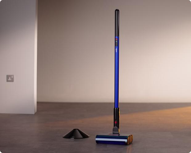 Čistič Dyson W1 PencilWash s dokovací stanicí.
