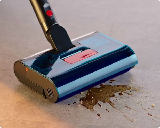 Čistič Dyson W1 PencilWash používaný k čištění rozlitých tekutin a skvrn z tvrdé podlahy.