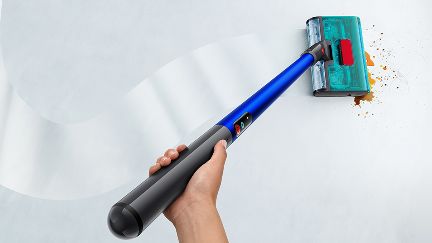 Dyson W1 PencilWash cleaner moved in a slalom motion. Dyson W1 PencilWash cleaner moved in a slalom motion.