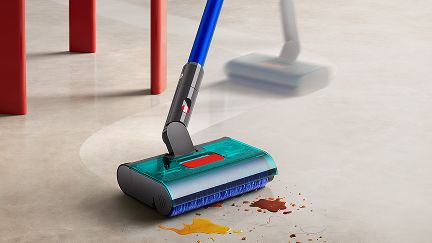Dyson W1 PencilWash cleaner effortlessly steered to clean a hard floor. Dyson W1 PencilWash cleaner effortlessly steered to clean a hard floor.
