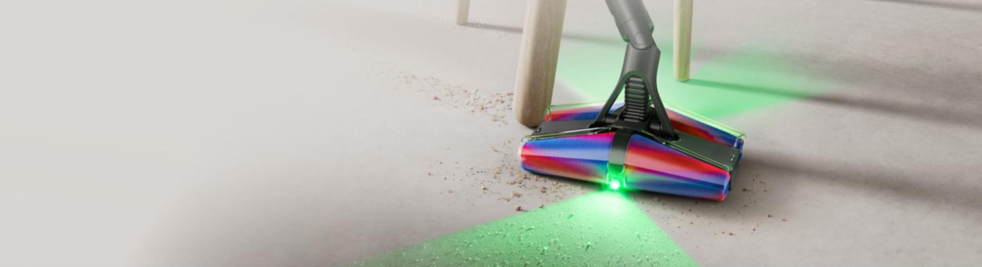 Vysavač Dyson PencilVac Fluffycones uklízí kolem nohou židle.