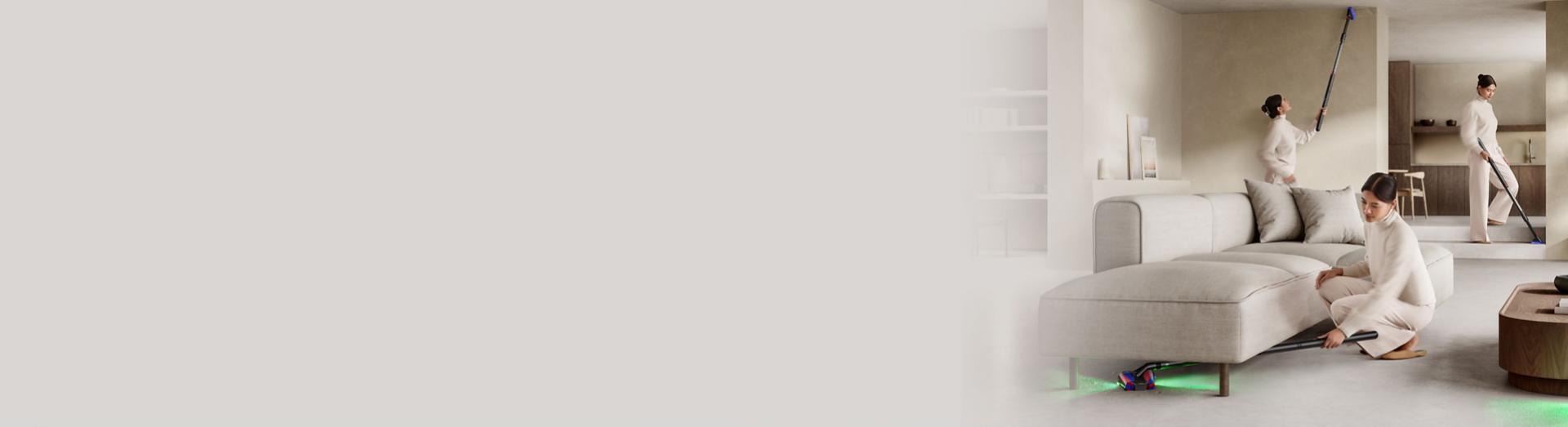 Vysavač Dyson PencilVac Fluffycones je používán k úklidu pod nízkou pohovkou.