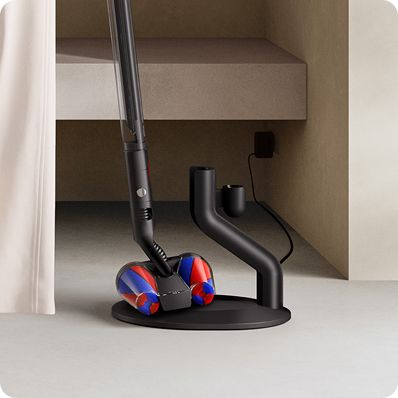 Dyson PencilVac Fluffyconesクリーナーをマグネット式充電ドックに戻す様子