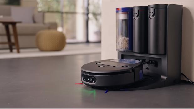 Aspiratorul robot Dyson Spot+Scrub Ai revine la stația de încărcare.
