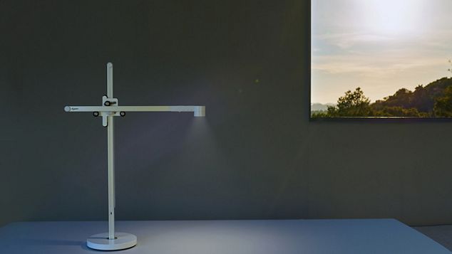  La lámpara de trabajo Lightcycle™ sobre un escritorio, al lado de una ventana