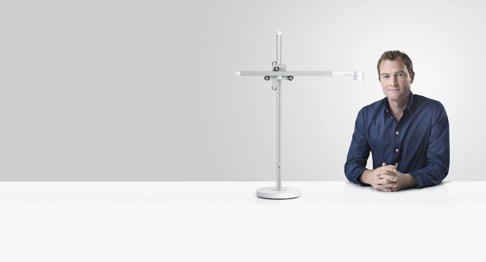 Jake Dyson ved siden av Solarcycle™ oppgavelys