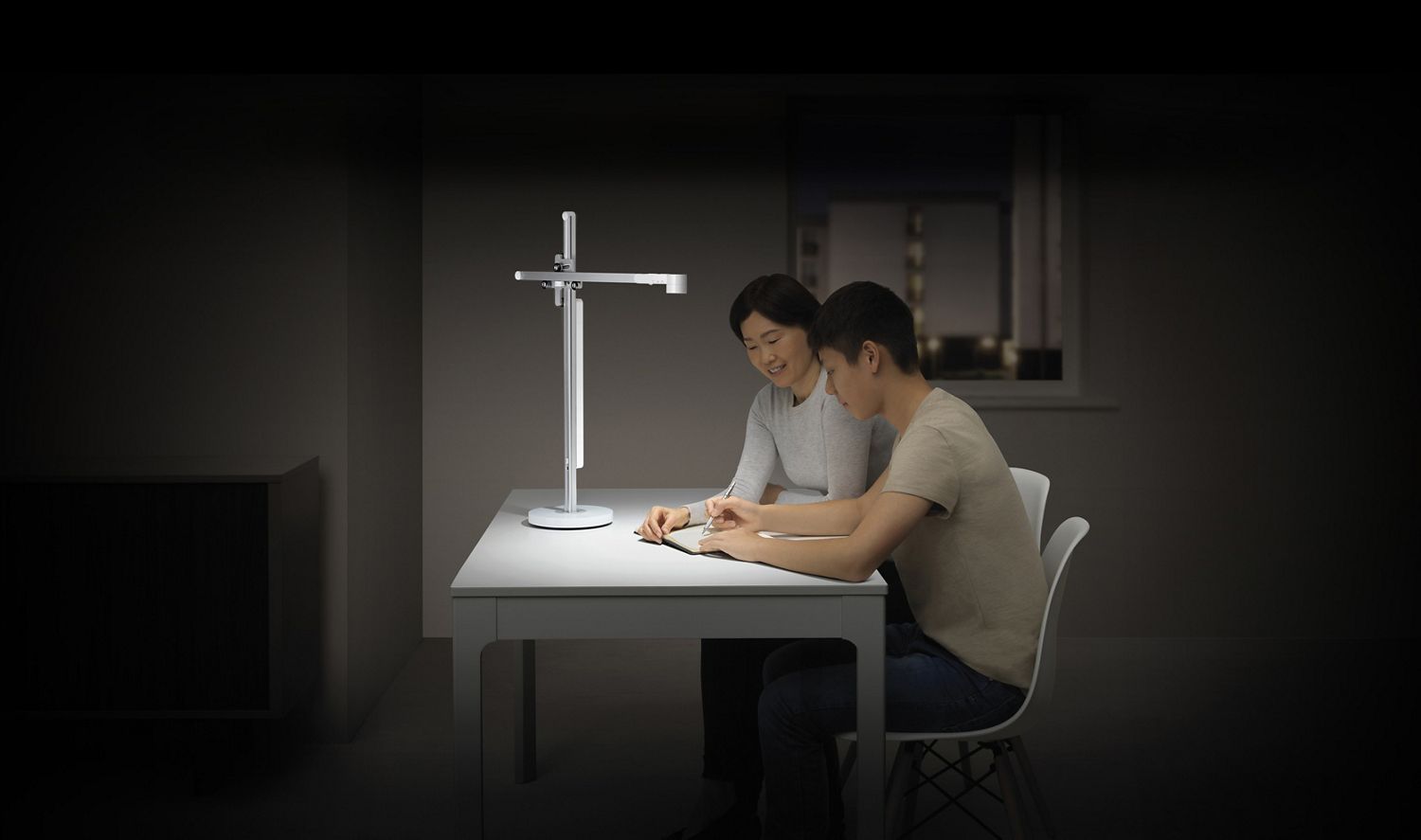 Two people studying alongside Lightcycle™ task light Two people studying alongside Lightcycle™ task light