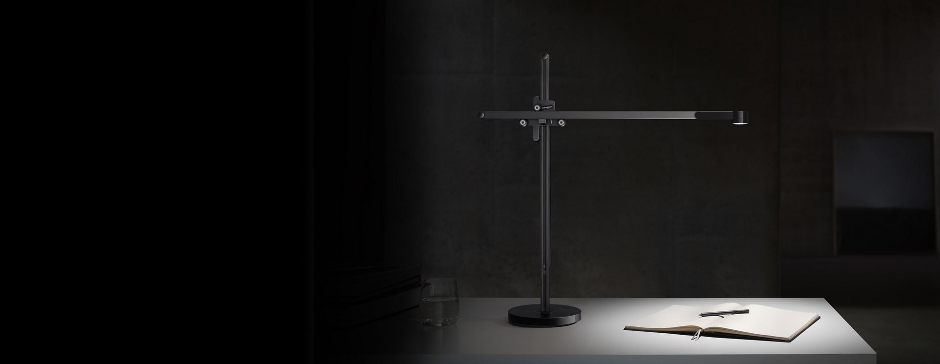 Lampada da lavoro Dyson CSYS™ su scrivania in ambiente buio