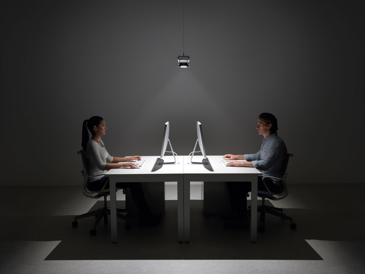 Lámpara Dyson Cu-Beam Down en espacio de oficina