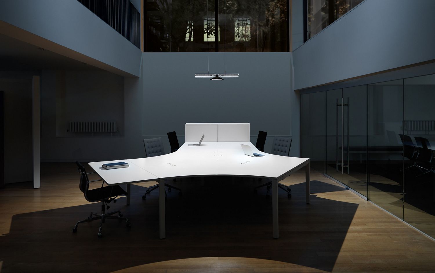 Lámpara Dyson Cu-Beam Down en oficina 