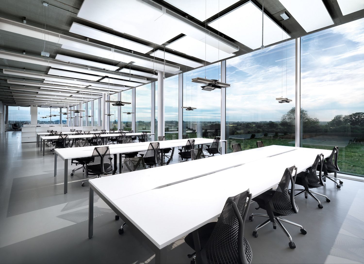 Dyson Cu-Beam Duo Pendelleuchte in einem Büroraum