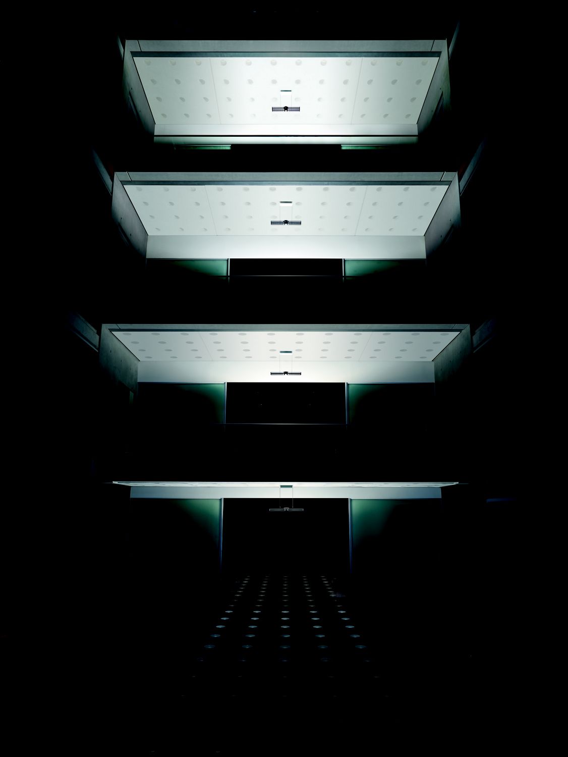 Dyson Cu-Beam Pendelleuchte im Foyer