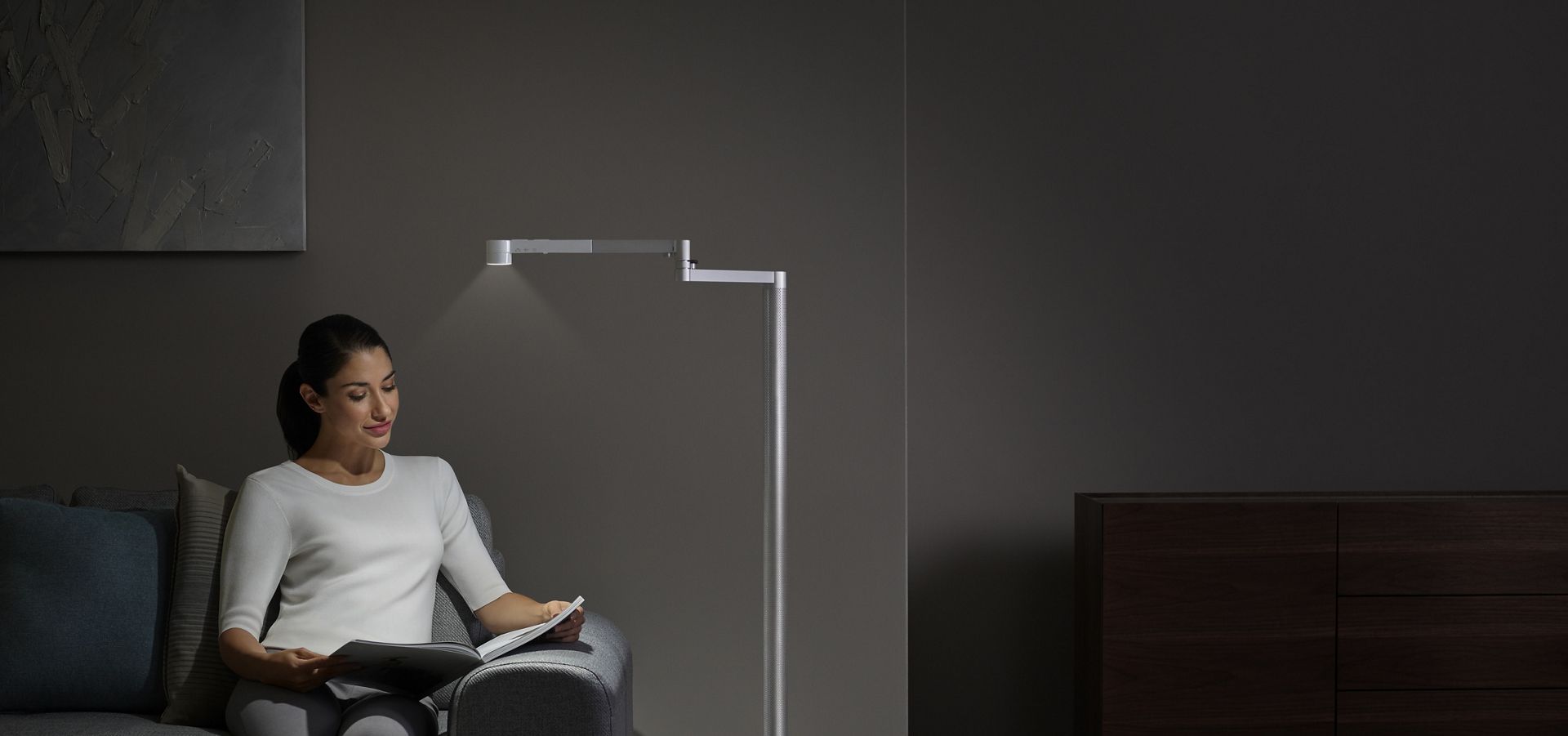 Eine Frau arbeitet unter der Arbeitsplatzbeleuchtung der Dyson Solarcycle Morph Leuchte