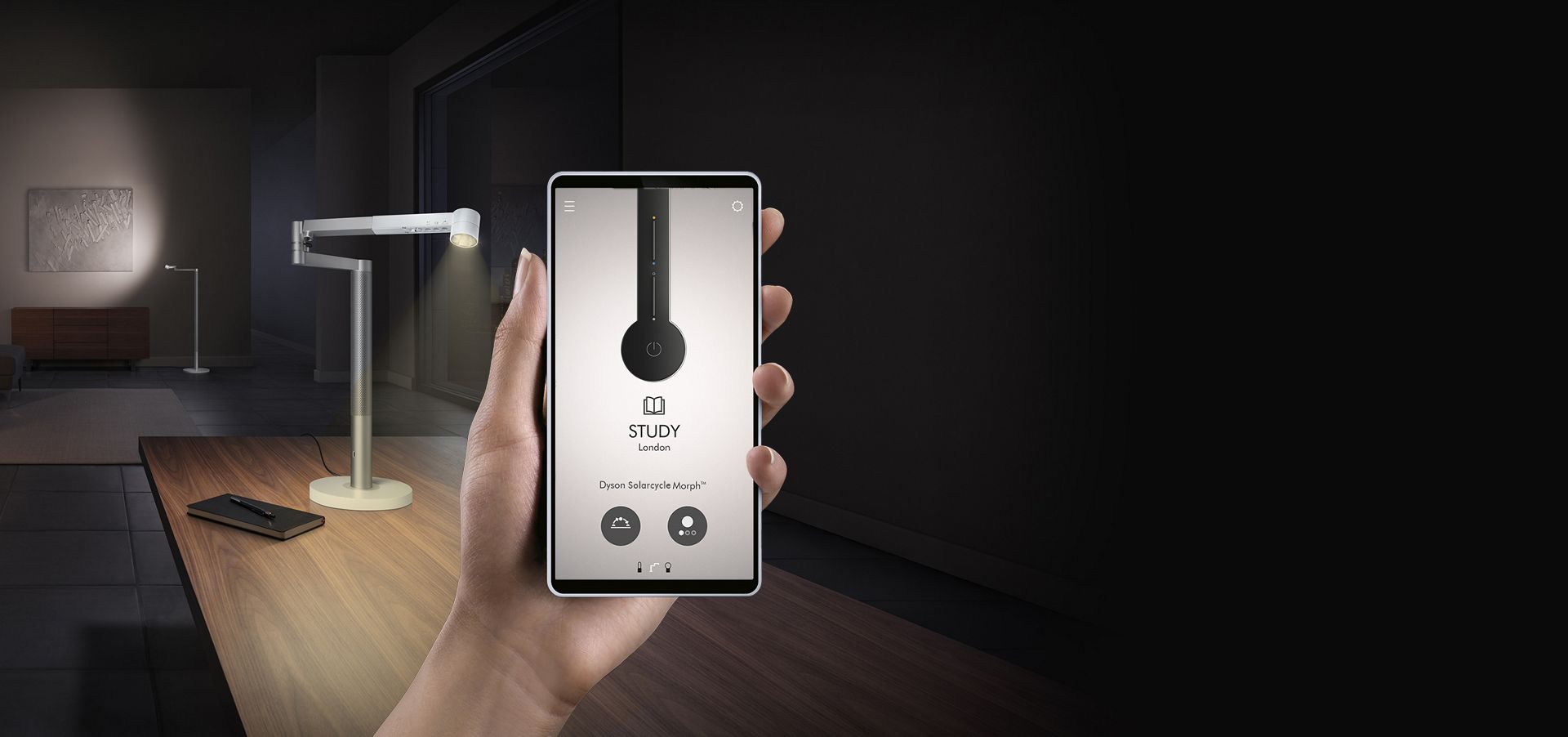 Eine Hand hält ein Smartphone mit der Dyson Link App