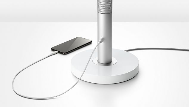 Dyson Solarcycle Morph lys, der oplader en telefon.