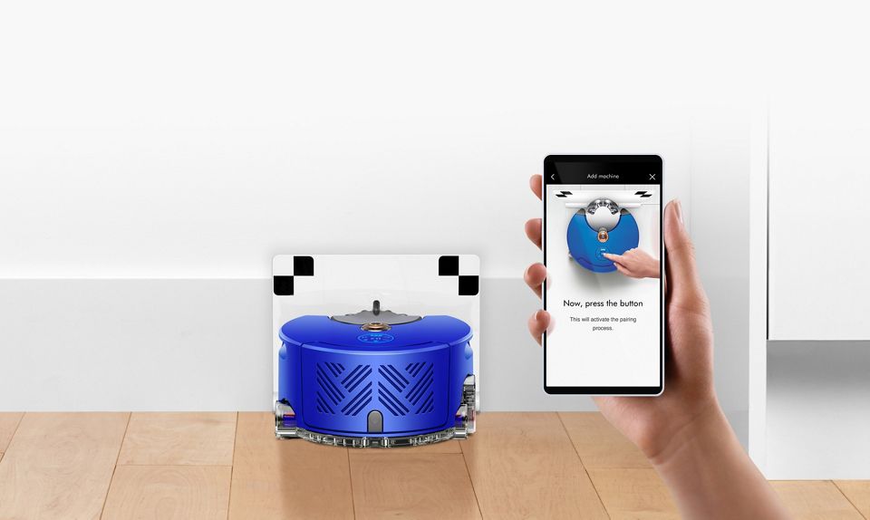 Dyson Link App auf einem Smartphone mit dem Dyson 360  Heurist im Hintergrund