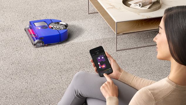 Frau auf Sofa verwendet MyDyson™ App