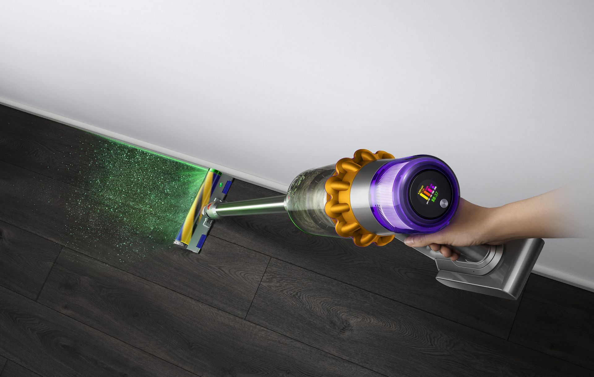 Grande plano de mão a segurar o aspirador Dyson V15 Detect