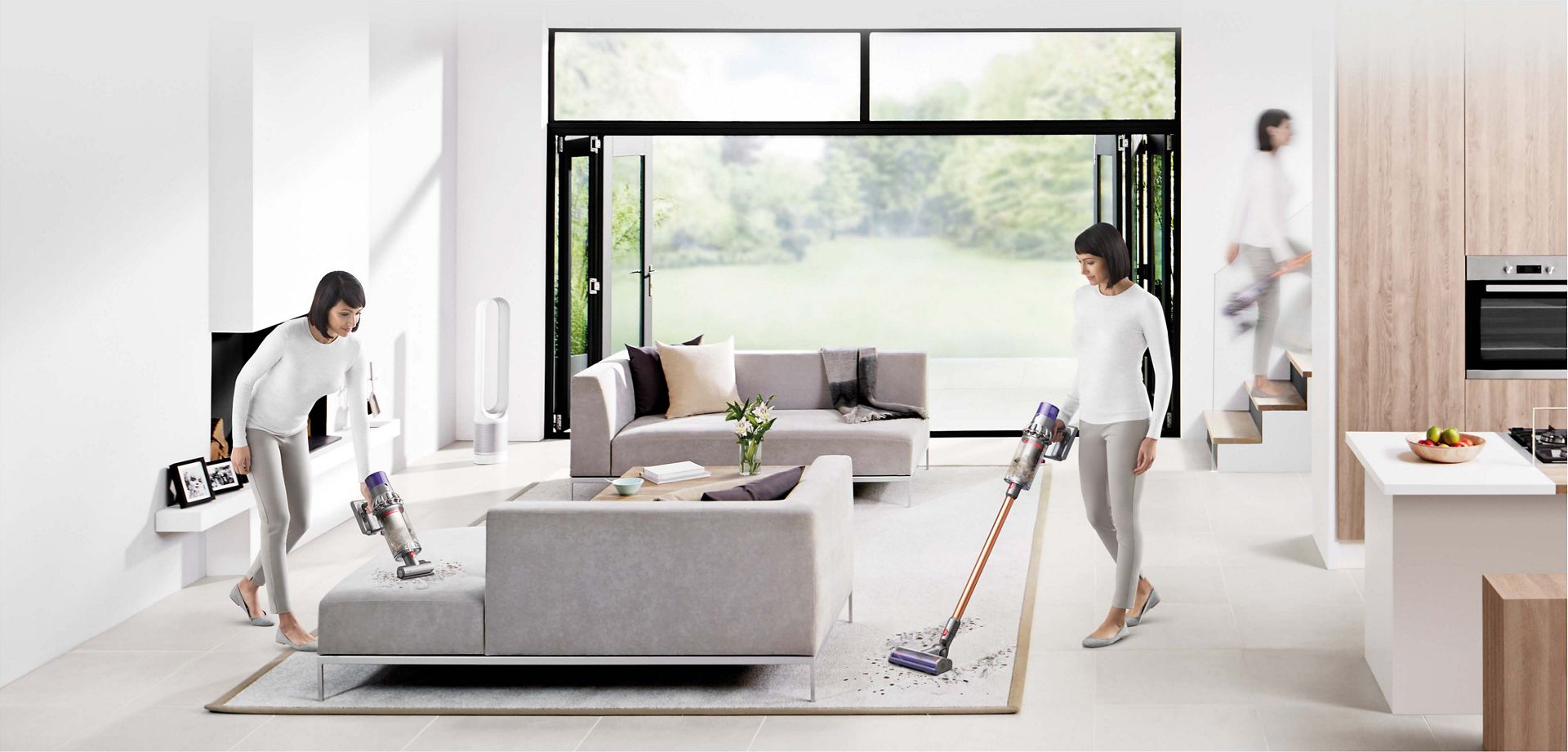 Mulher a usar o aspirador Dyson Cyclone V10 para limpar diferentes áreas em toda a casa. 