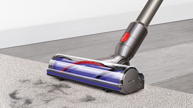 Escova direcionável do Dyson V8 a limpar sobre carpetes e superfícies duras